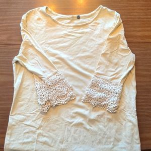 Nuggles cream layering top XL with lace on sleeves